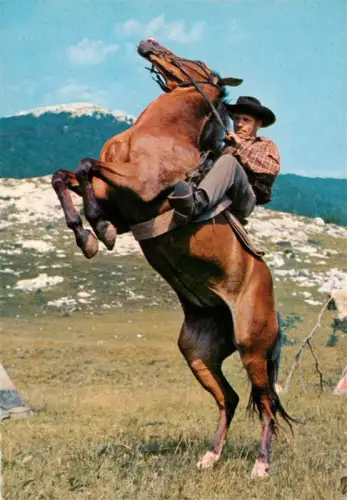 AK / Ansichtskarte Winnetou  May Karl Cowboy steigendes-Pferd Berge Tipi Filmszene Siedlertreck Forrester