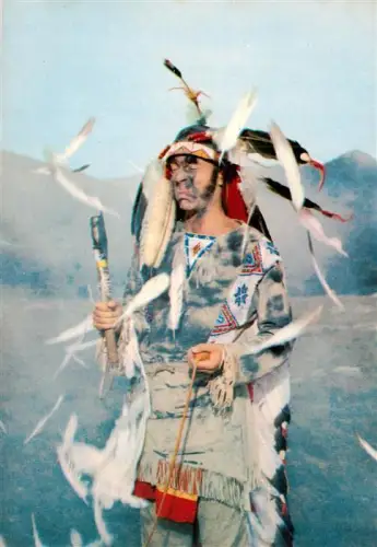 AK / Ansichtskarte Winnetou  May Karl Chris-Howland Indianerkostuem Federschmuck Kriegsbemalung Schauspieler Filmszene Friedenspfeife
