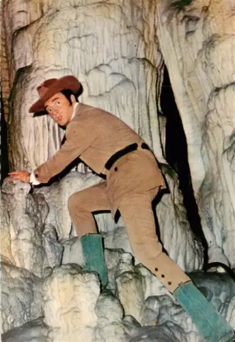 AK / Ansichtskarte Winnetou  May Karl Eddi-Arent Hoehle Stalaktiten Cowboy Filmszene Lord-Castlepool Schauspieler