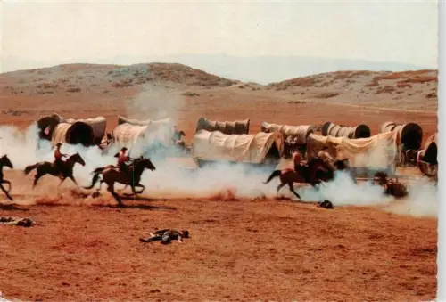 AK / Ansichtskarte Winnetou  May Karl Unter-Geiern Planwagen-Treck Siedler ueberfall Reiter Schusswechsel Wueste Filmszene