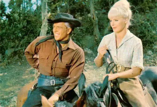 AK / Ansichtskarte Winnetou  May Karl Elke-Sommer Goetz-George Unter-Geiern Cowboy Schauspielerin Pferde Filmszene Baumann-Ranch