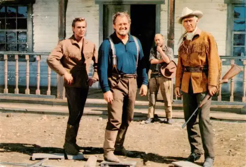 AK / Ansichtskarte Winnetou  May Karl Stewart-Granger Goetz-George Walter-Barnes Unter-Geiern Cowboys Gewehr Holzhaus Filmszene