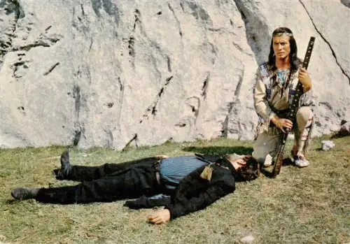 AK / Ansichtskarte Winnetou  May Karl Pierre-Brice Mila-Baloh Unter-Geiern Indianer Toter Felsen Gewehr Filmszene Weller