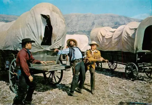 AK / Ansichtskarte Winnetou  May Karl Unter-Geiern Planwagen Cowboys Schlaegerei Old-Surehand Banditen Filmszene Geier-Bande