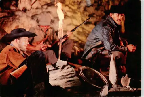 AK / Ansichtskarte Winnetou  May Karl Banditen Hoehle Lagerfeuer Fackel Gefangene Gewehre Cowboys Filmszene