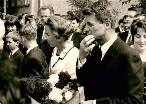 AK / Ansichtskarte BERLIN  CITY Bobby-Kennedy Menschenmenge Blumenstrauss Politiker Empfang S/W-Fotografie