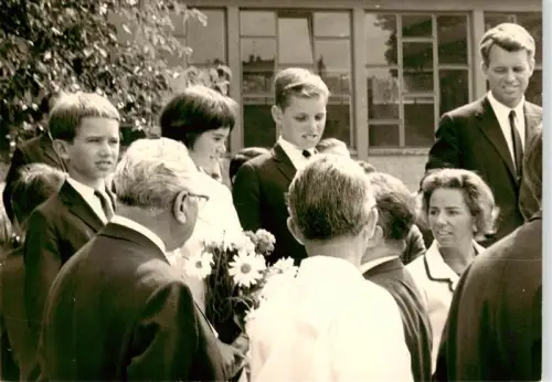 AK / Ansichtskarte BERLIN  CITY Bobby-Kennedy Menschenmenge Blumenstrauss Kinder Empfang S/W-Fotografie Gebaeude