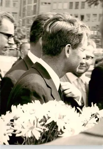 AK / Ansichtskarte BERLIN  CITY Bobby-Kennedy Blumenstrauss Nahaufnahme Politiker Empfang S/W-Fotografie