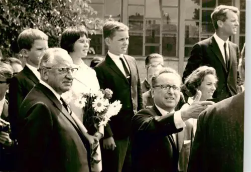 AK / Ansichtskarte BERLIN  CITY Bobby-Kennedy Blumenstrauss Menschenmenge Politiker Empfang Kinder S/W-Fotografie