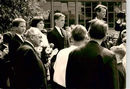 AK / Ansichtskarte BERLIN  CITY Bobby-Kennedy Blumenstrauss Menschenmenge Kamera Politiker Empfang S/W-Fotografie