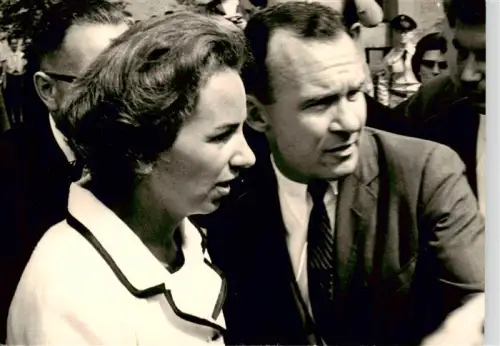 AK / Ansichtskarte BERLIN  CITY Bobby-Kennedy Ethel-Kennedy Nahaufnahme Politiker Empfang S/W-Fotografie Menschenmenge