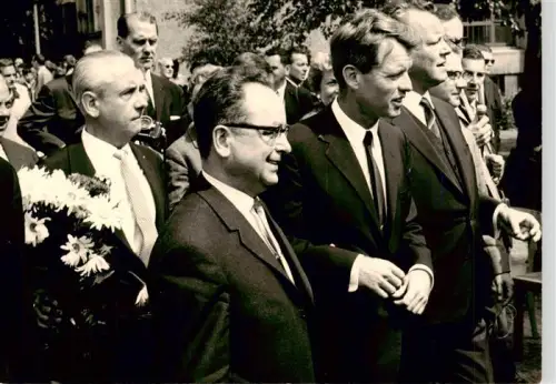 AK / Ansichtskarte BERLIN  CITY Bobby-Kennedy Blumenstrauss Politiker Menschenmenge Empfang Offizielle S/W-Fotografie