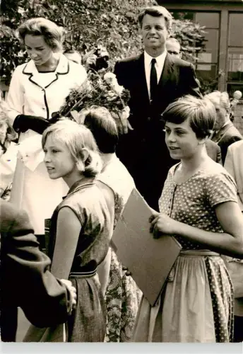 AK / Ansichtskarte BERLIN  CITY Bobby-Kennedy Ethel-Kennedy Maedchen Blumenstrauss Kinder Empfang S/W-Fotografie