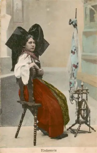 AK / Ansichtskarte Strassburg  Strasbourg 67 Bas-Rhin Elsaesserin Elsass Tracht Kopfschmuck Schleife Spinnrad Volkstracht Frau Stuhl
