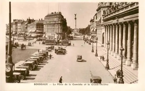 AK / Ansichtskarte BORDEAUX 33 Gironde Place-de-la-Comédie Grand-Théâtre Automobil Kolonne Saeulen Denkmal Neoklassizismus Stadtplatz