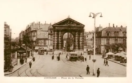 AK / Ansichtskarte BORDEAUX 33 Gironde Place-de-la-Victoire Porte-de-Bourgogne Strassenbahn Triumphbogen Vichy-Célestins-Reklame Passanten Stadtplatz