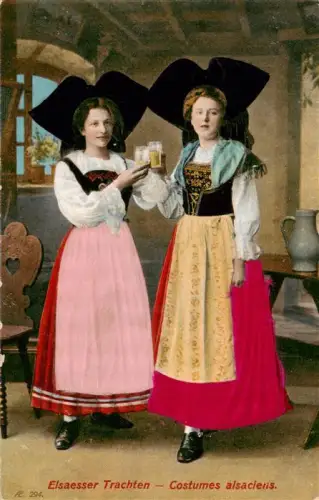 AK / Ansichtskarte Strassburg  Strasbourg 67 Bas-Rhin Elsaesser-Trachten Costumes-alsaciens Kopfschmuck Schleife Tracht Bier Anstossen Volkstracht Frauenpaar