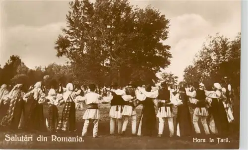 AK / Ansichtskarte Bukarest BUCARESTI Bucuresti RO Hora Kreistanz Volkstracht Folkloregruppe Bauern Baeume Gruss-aus-Rumaenien