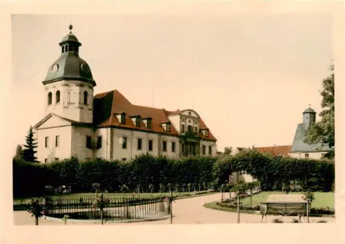 AK / Ansichtskarte Eisenberg Thueringen Schlosskirche Kirchturm Park Gartenanlage Bank Barockgebaeude