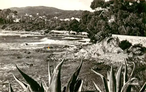 AK / Ansichtskarte Saint-Aygulf Frejus Draguignan 83 Var Kueste Agaven Felsen Meer Pinien Haeuser Maures