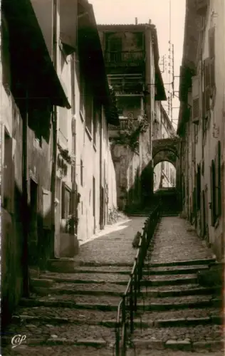 AK / Ansichtskarte VALENCE -SUR-RHONE 26 Drome Escaliers-de-la-Côte-St-Martin Gasse Kopfsteinpflaster Torbogen Altstadt Treppe Fahrrad