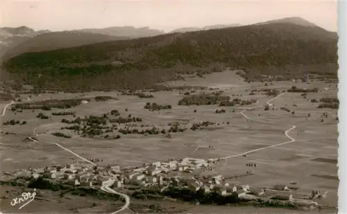AK / Ansichtskarte Vassieux-en-Vercors 26 Drome Vercors Hochplateau Dorf Fliegeraufnahme Berge Wald Wiesen
