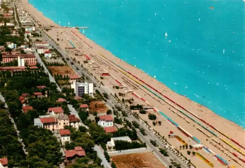AK / Ansichtskarte RICCIONE RIMINI IT Riviera-Adriatica Strand Adria Strandkabinen Meer Villen Luftaufnahme Spiaggia