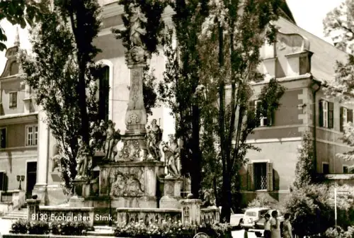 AK / Ansichtskarte Frohnleiten GRAZ Steiermark AT Mariensaeule Dreifaltigkeitssaeule Barockbrunnen Kirche Platz Figuren S/W-Fotokarte