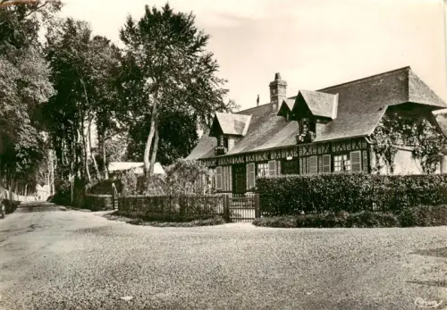 AK / Ansichtskarte St-Aubin-sur-Mer DIEPPE 76 Seine-Maritime Le-Cottage-Normand Fachwerkhaus Garten Allee Hecke Normandie