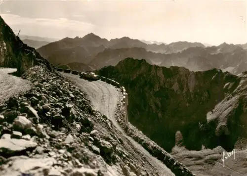 AK / Ansichtskarte Le Tourmalet Col du 2461m 65 Hautes-Pyrenees Route-du-Tourmalet Pic-du-Midi Bergstrasse Pyrenaeen Hochgebirge Auto Felsen