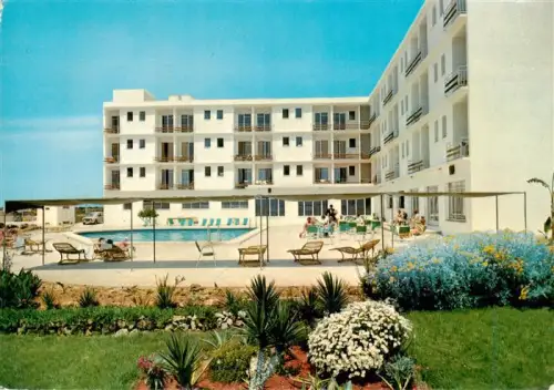 AK / Ansichtskarte Ciudadela Menorca ES Hotel-Los-Delfines Swimmingpool Liegestuehle Garten Agave Balkonhotel