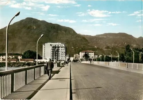 AK / Ansichtskarte BOLZANO Bozen Suedtirol IT Ponte-Roma Bruecke Hochhaus Berge Passanten Strasse