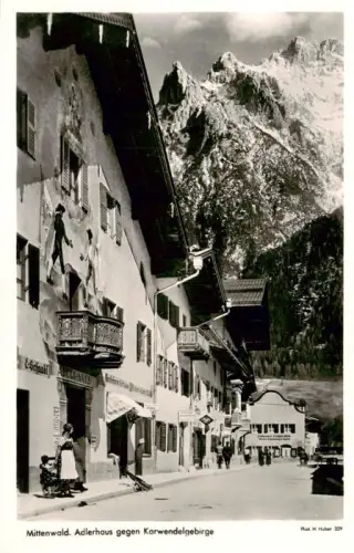 AK / Ansichtskarte MITTENWALD Bayern Adlerhaus Karwendelgebirge Strasse Fassadenmalerei Balkon Tracht Berge Ortskern