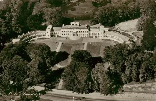 AK / Ansichtskarte Soestdijk Baarn NL Paleis-Soestdijk Koenigspalast Fliegeraufnahme Park Allee Baeume