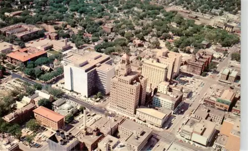 AK / Ansichtskarte Rochester Minnesota USA Luftbild Stadtmitte Kirche Geschaeftsviertel Autos Baeume