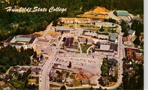 AK / Ansichtskarte Arcata California USA Humboldt-State-College Luftbild Campus Wald Parkplatz Gebaeude
