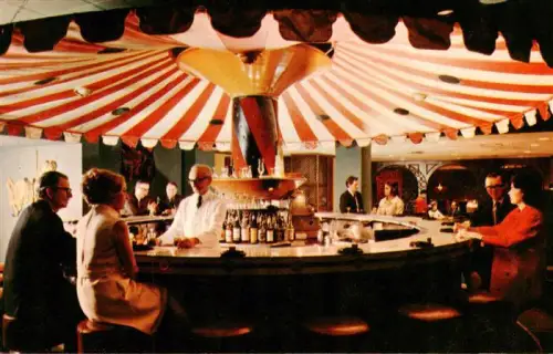 AK / Ansichtskarte NEW ORLEANS Louisiana USA Hotel-Monteleone Carousel-Bar French-Quarter Bar Rundbar Zirkuszelt Gaeste Barkeeper