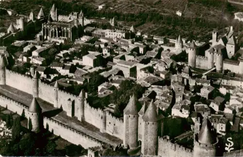 AK / Ansichtskarte CARCAssONNE 11 Aude Cité Stadtmauer Tuerme Mittelalter Festung Luftbild Centre-de-la-Cité Kathedrale