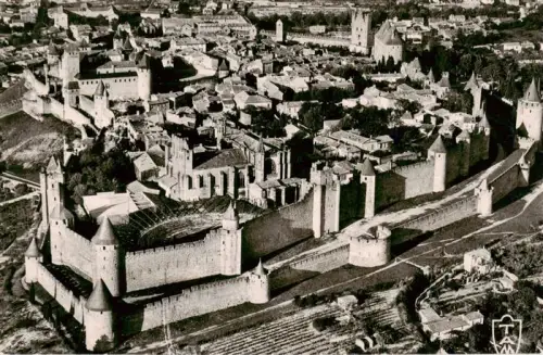 AK / Ansichtskarte CARCAssONNE 11 Aude Cité-de-Carcassonne Burg Stadtmauer Tuerme Château-Comtal Kathedrale Fliegeraufnahme Mittelalter