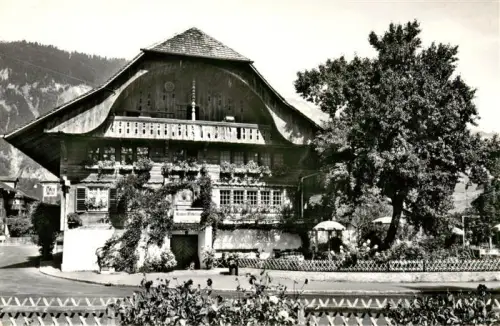 AK / Ansichtskarte Matten Interlaken BE Gasthof-Hirschen Berner-Bauernhaus Holzhaus Bergpanorama Blumen Berge