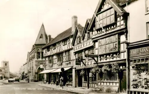 AK / Ansichtskarte Stratford-Upon-Avon Harvard-House Guild-Chapel Fachwerkhaus Geschaefte Strassenszene Freeman Kirchturm