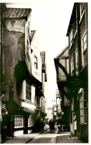 AK / Ansichtskarte York  UK The-Shambles Gasse Fachwerkhaus Passanten Mittelalter Haengeboden Geschaefte
