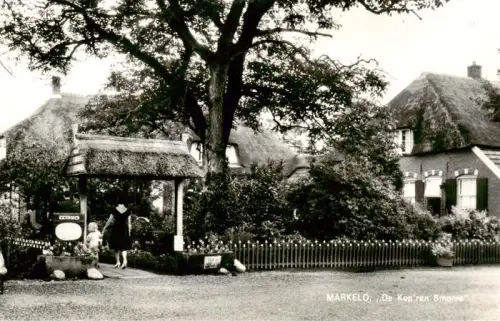 AK / Ansichtskarte Markelo Overijssel NL De-Kop ren-Smorre Reetdachhaus Gaststaette Baumgruppe Zaun Frau Kind Eethuys