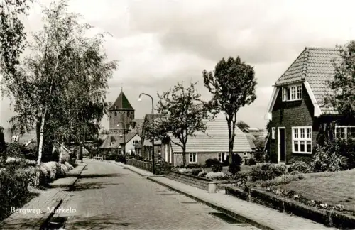 AK / Ansichtskarte Markelo Overijssel NL Bergweg Strassenszene Kirche Kirchturm Birken Wohnhaeuser Backstein Dorfstrasse