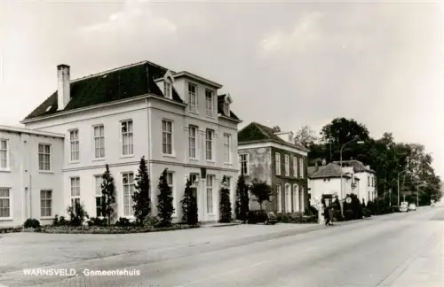 AK / Ansichtskarte Warnsveld Zutphen Gelderland NL Gemeentehuis Rathaus Strassenszene Villa Baeume Laternenpfahl Auto