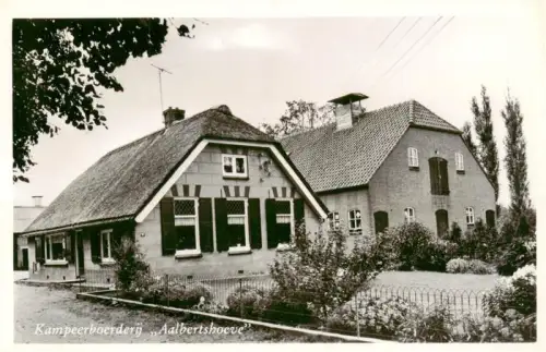 AK / Ansichtskarte Ermelo HARDERWIJK Gelderland NL Kampeerboerderij Aalbertshoeve Reetdach Bauernhof Backstein Garten Zaun Baeume