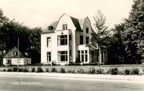 AK / Ansichtskarte Leek Groningen NL Gemeentehuis Rathaus Villa Baeume Rasen Strassenszene Fahne