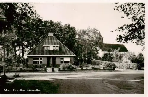 AK / Ansichtskarte Gasselte Aa en Hunze NL Dorfstrasse Wohnhaus Kirche Kirchturm Baeume Hecke Strassenecke