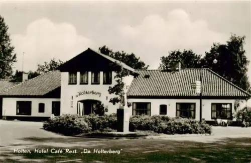AK / Ansichtskarte Holten Rijssen OV Overijssel NL Hotel-Café-Restaurant De-Holterberg Parkplatz Statue Baeume Gebaeude