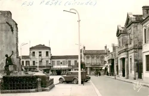 AK / Ansichtskarte Pessac 33 Gironde Place Monument-aux-Morts Hotel-de-Ville Denkmal Strassenszene Autos Geschaefte Laternenpfahl